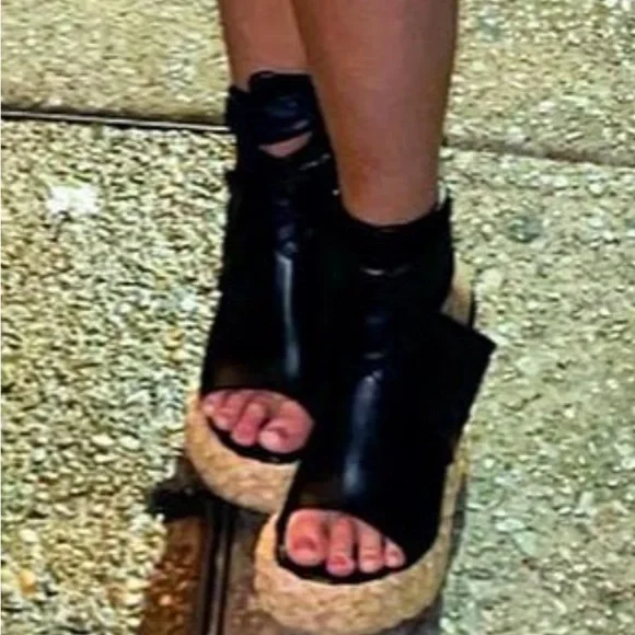 Ariel Wedge Sandal in Black
Paloma Barcelo - Picture 2 of 2